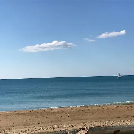 לינה וארוחת בוקר Frontemare 3*